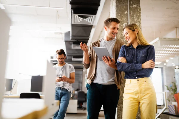 Gente Negocios Diseñadores Divirtiéndose Charlando Oficina Del Lugar Trabajo — Foto de Stock