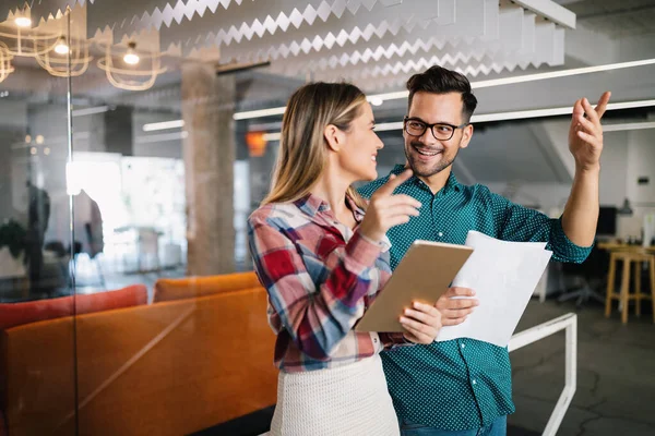 Affärsmän Har Roligt Brainstorming Och Chatta Arbetsplatsen Kontor — Stockfoto