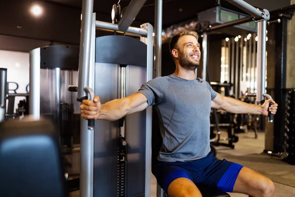 Spor Salonunda Egzersiz Yapan Yakışıklı Bir Genç — Stok fotoğraf