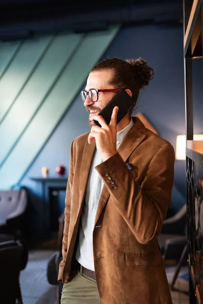 仕事を楽しんでる 幸せな若いひげを生やしたビジネスマンが携帯電話で話している — ストック写真