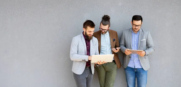 Vrolijke Gelukkige Succesvolle Zakenmensen Met Behulp Van Laptop Vergadering Buiten — Stockfoto