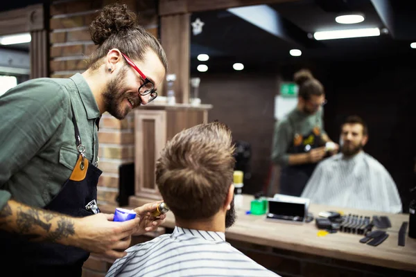 Feliz Joven Guapo Hombre Visitando Peluquero Peluquería — Foto de Stock