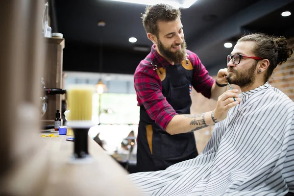 幸せな若いですハンサムな男Visitingヘアスタイリストで理容室店 — ストック写真