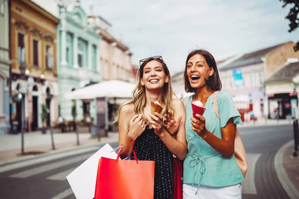 ショッピング 幸せな人々や観光の概念 笑顔女性友人とともにショッピングバッグで街 — ストック写真