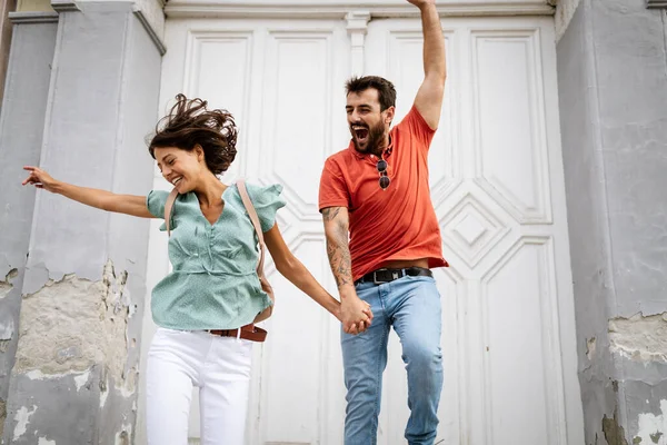 楽しさと屋外でジャンプを持つ幸せな愛のカップル — ストック写真