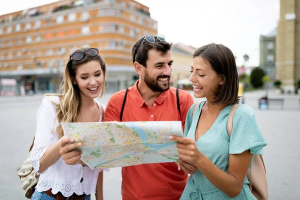 Amigos Felices Disfrutando Viajes Vacaciones Ciudad — Foto de Stock