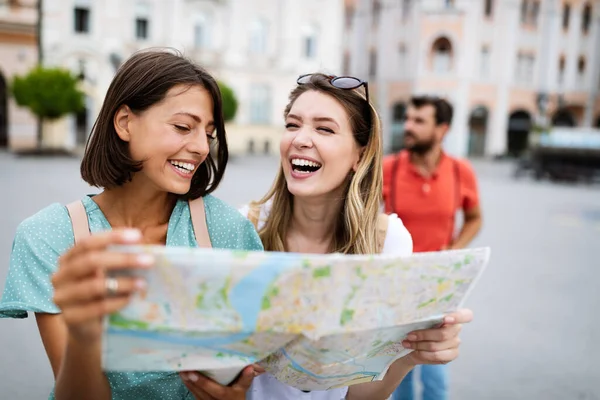 Tatiller Turizm Konsepti Şehirdeki Turist Haritasına Bakan Güzel Kızlar — Stok fotoğraf