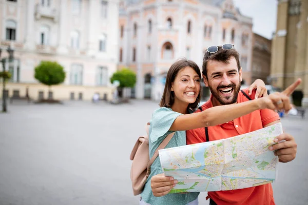 Pareja Feliz Vacaciones Divertirse Hacer Turismo Ciudad Con Mapa — Foto de Stock