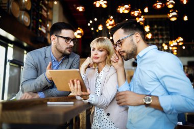 Modern ticaret ofisindeki kurumsal takım çalışması meslektaşları