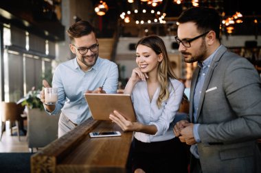 Genç perspektiften oluşan başarılı bir ekip. İş arkadaşları ofiste.