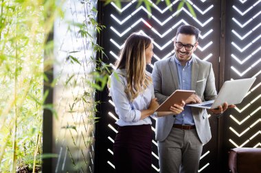 Modern ofis içi toplantılarında mutlu iş arkadaşları