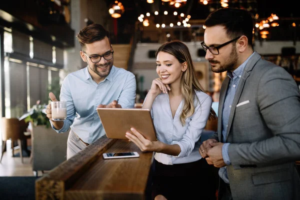 Genç perspektiften oluşan başarılı bir ekip. İş arkadaşları ofiste.
