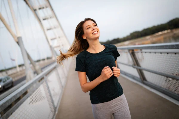 Sportovní Mladá Žena Jogging Městě Aby Její Tělo Duše Formě — Stock fotografie