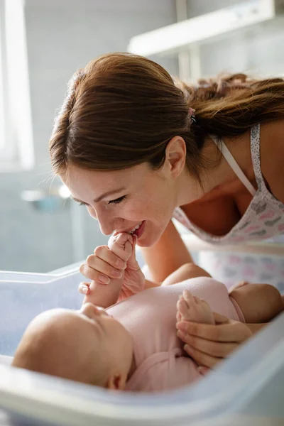 Retrato Bela Jovem Mãe Feliz Com Pequeno Bebê — Fotografia de Stock