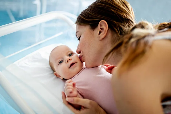 Portret Van Mooie Jonge Gelukkige Moeder Met Kleine Baby — Stockfoto