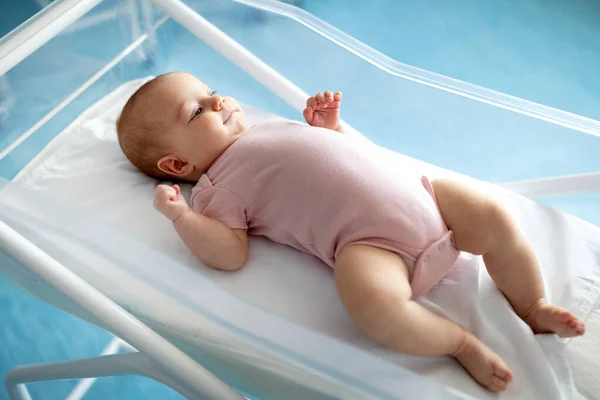 Bonito Bebê Recém Nascido Menina Deitada Cama — Fotografia de Stock