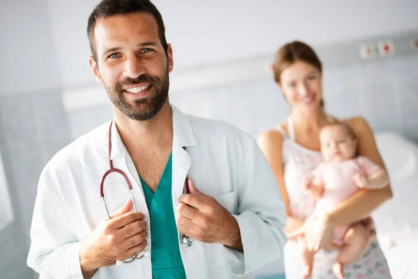 Vacker Ung Mor Och Barn Läkarundersökning Med Läkare Sjukhus — Stockfoto