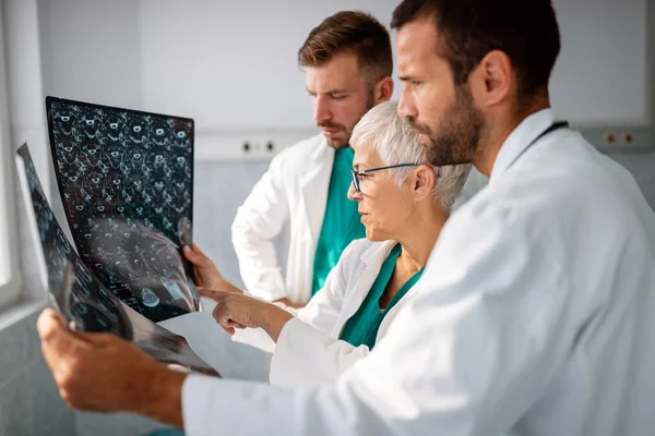 Medico Radiologo Team Medici Che Controllano Risultati Dei Raggi Ospedale — Foto Stock