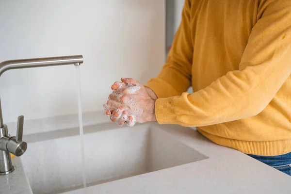 Lavar Mãos Esfregando Com Homem Sabão Antibacteriano Para Prevenção Vírus — Fotografia de Stock