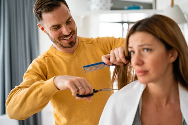 Couple Ayant Les Cheveux Coupés Maison Pendant Isolement Pandémie Coronavirus — Photo