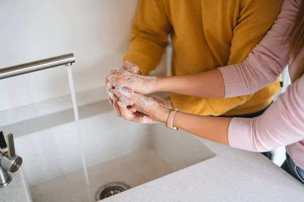 Lyckligt Par Husan Frun Tvättar Sin Hand Skydd Mot Infektion — Stockfoto