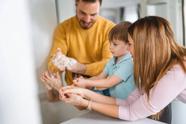 Beuatiful Família Feliz Estão Lavando Mãos Casa Proteção Contra Infecção — Fotografia de Stock