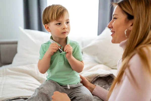 Madre Midiendo Temperatura Hijo Enfermo Niño Enfermo Con Fiebre Alta — Foto de Stock