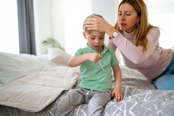 Mãe Medir Temperatura Seu Filho Doente Criança Doente Com Febre — Fotografia de Stock