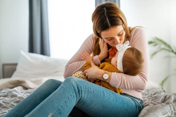 Familia Feliz Madre Hija Juegan Abrazan Besan Casa — Foto de Stock