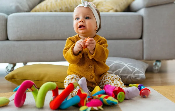 Evde Renkli Oyuncaklarla Oynayan Sevimli Bir Bebek — Stok fotoğraf