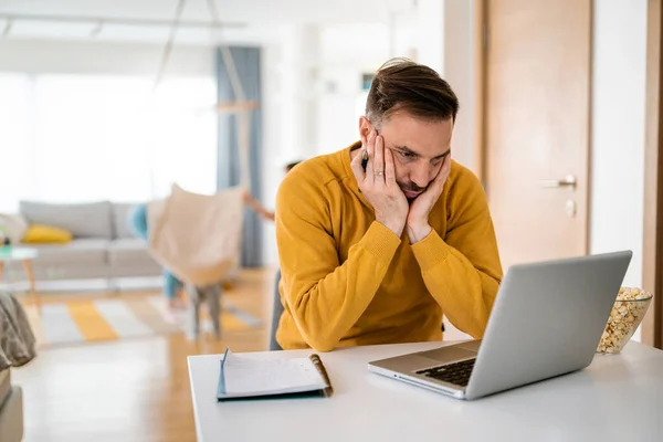 Frustrerad Ung Affärsman Som Arbetar Laptop Hemma — Stockfoto