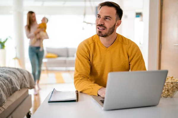 Man Werkt Vanuit Huis Thuiskantoor Concept — Stockfoto