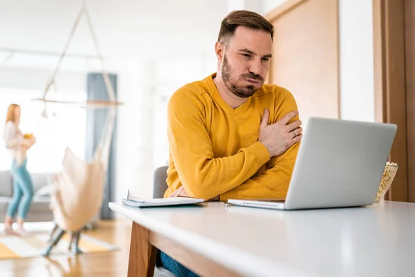 Jobba Hemifrån Man Arbetar Bärbar Dator Med Familjen Runt — Stockfoto