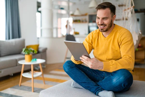 Hombre Feliz Relajarse Sofá Con Tableta Digital Casa —  Fotos de Stock