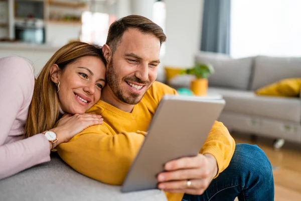 Coppia Innamorata Che Abbraccia Utilizza Tablet Insieme Casa — Foto Stock