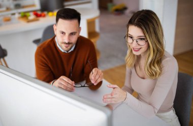Mutlu çift, modern teknolojiyi kullanarak evde uzaktan çalışırken eğleniyor.
