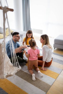 Mutlu, güzel bir aile evde eğleniyor ve birlikte vakit geçiriyor. Aile, aşk mutluluk konsepti