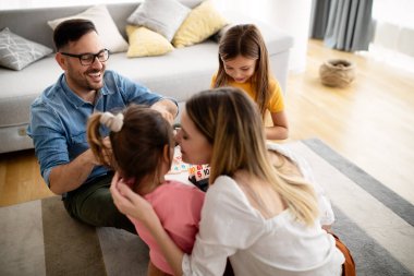 Mutlu, güzel bir aile evde eğleniyor ve birlikte vakit geçiriyor. Aile, aşk mutluluk konsepti