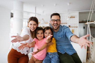 Mutlu aile eğleniyor, evde birlikte vakit geçiriyorlar.