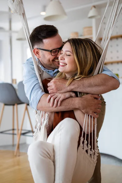 Romantisches Glückliches Junges Verliebtes Paar Entspannt Sich Hause Und Hat — Stockfoto