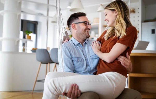 Schönes Verliebtes Paar Hat Spaß Umarmt Und Lächelt Zusammen — Stockfoto