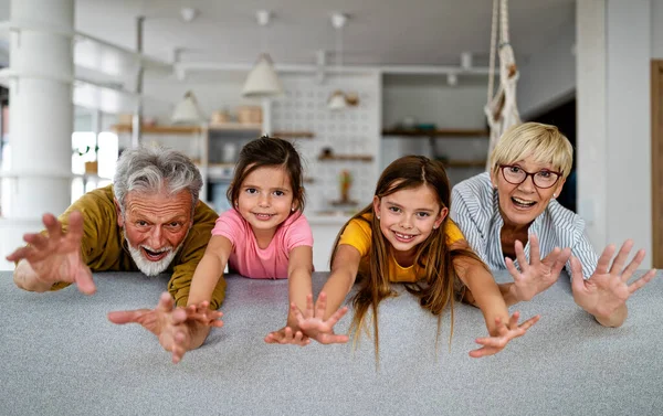 Avós Felizes Divertindo Com Crianças Bonitas Casa — Fotografia de Stock