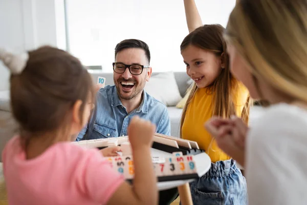 Feliz Hermosa Familia Casa Divirtiéndose Pasando Tiempo Juntos Familia Amor —  Fotos de Stock