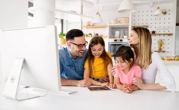 École Ligne Technologie Concept Familial Jeunes Parents Heureux Aident Les — Photo