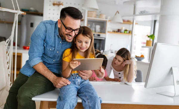 Joyeux Jeune Famille Passer Temps Maison Utiliser Des Appareils Numériques — Photo