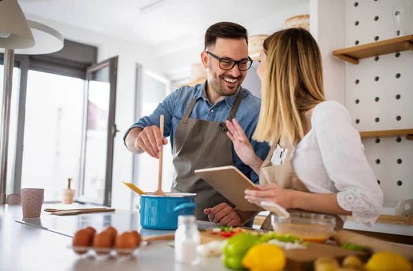 Mutlu Çift Mutfağında Birlikte Sağlıklı Yemek Hazırlarken Eğleniyor Eğleniyor — Stok fotoğraf