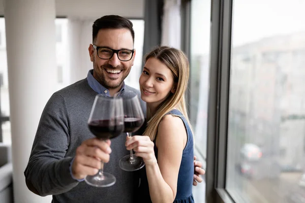 Casal Feliz Amor Beber Vinho Ter Data Romântica — Fotografia de Stock