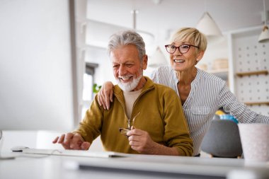 İnternette internette internette dizüstü bilgisayarla gezinen yaşlı bir çift. Teknoloji insanları kavramı