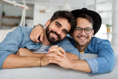 Mutlu eşcinsel çift birlikte vakit geçiriyor.