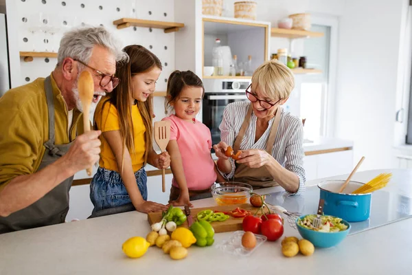 Feliz Pareja Ancianos Desayunando Con Sus Nietos Casa Familia Concepto — Foto de Stock
